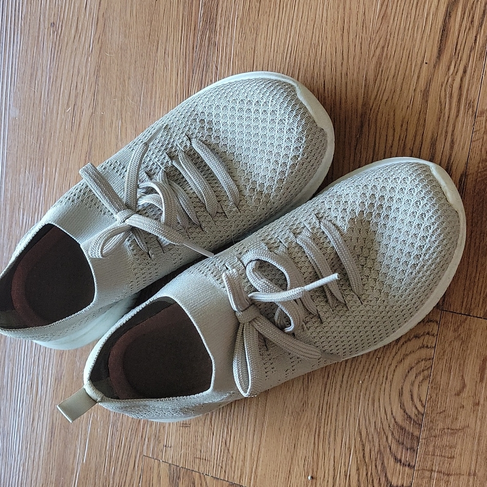 Guc tan slip on sketchers